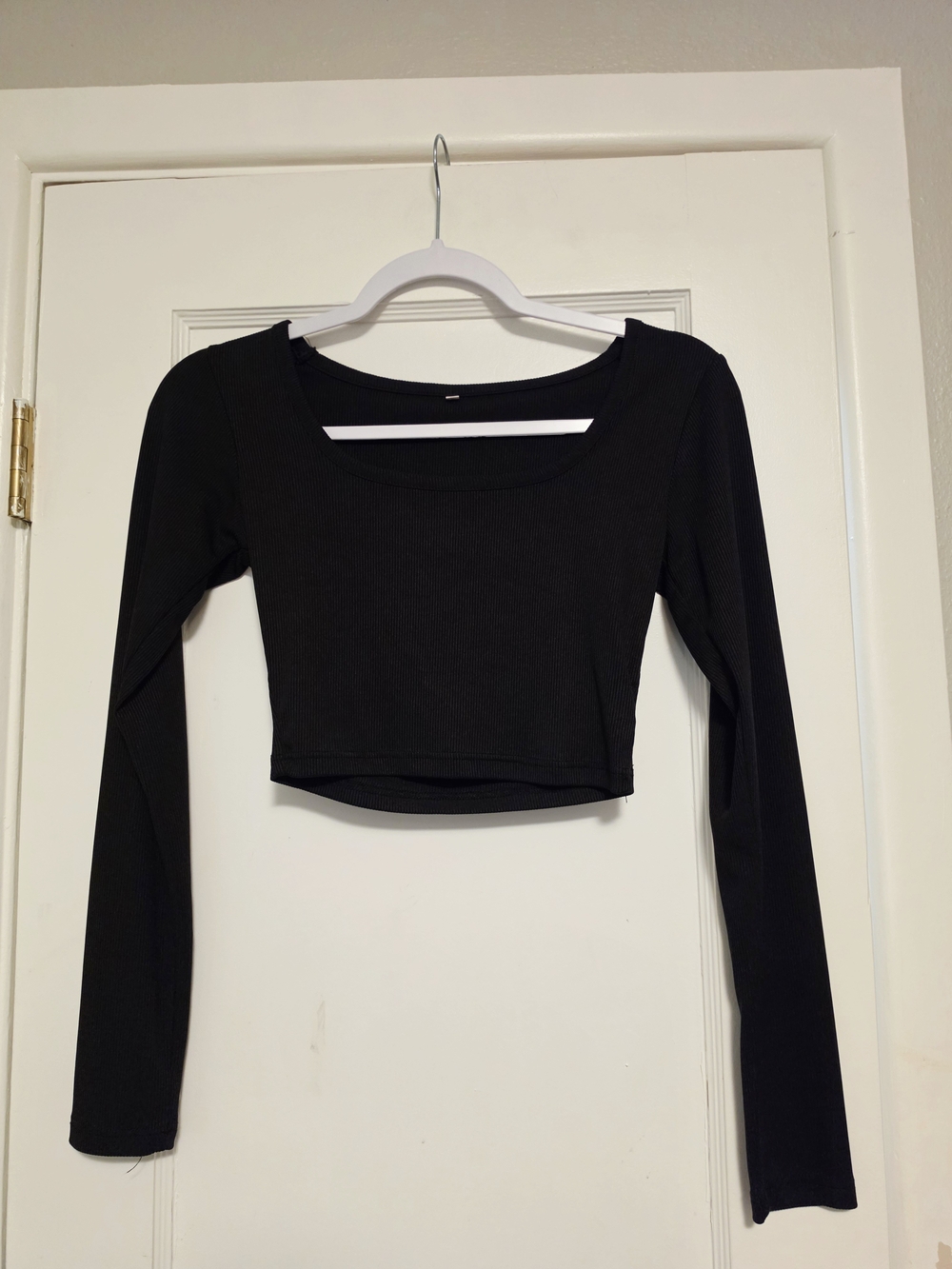 Source Unknown Black Long-Sleeve Scoop Neck Crop Top
